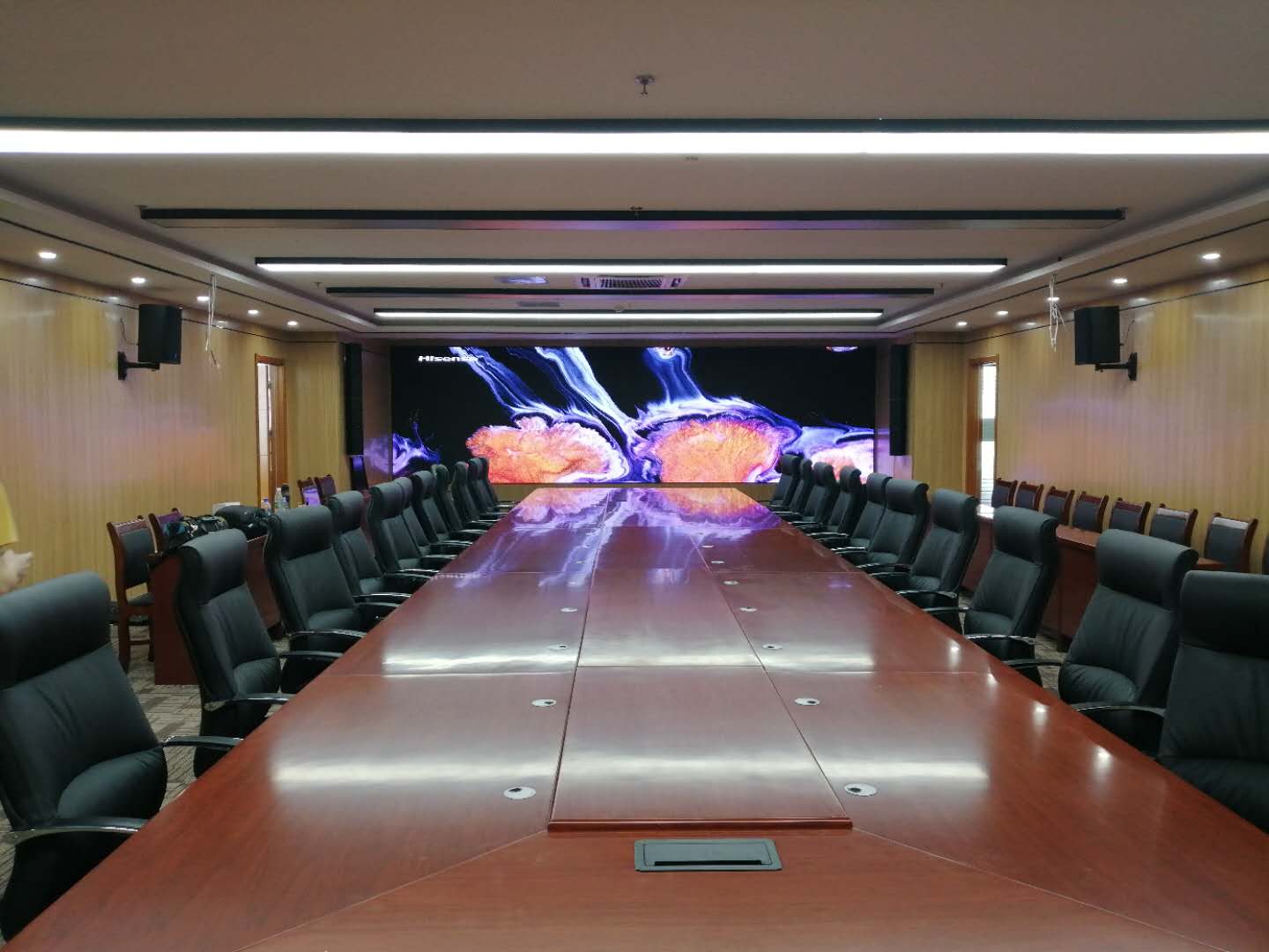 濰坊某事業(yè)單位音、視頻會(huì)議集成項(xiàng)目完工，會(huì)議辦公、音響系統(tǒng)、1.2小間距顯示系統(tǒng)完美融合